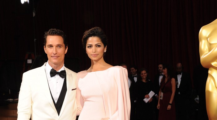 Urmăriți la E! Live from The Red Carpet: Premiile Oscar 2015 și Fashion Police: Premiile Oscar 2015