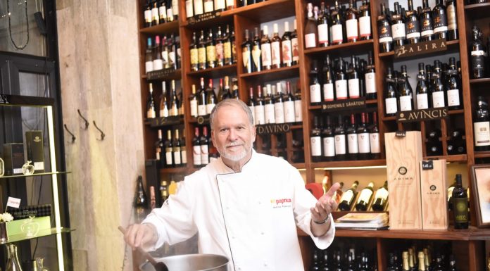 Antonio Passarelli a gătit jurnaliștilor, la evenimentul de lansare a emisiunii TV Paprika, „La piață cu Antonio Passarelli”