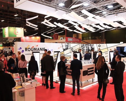 La Salonul cărţii de la Paris, deschis oficial de preşedintele Emmanuel Macron, standul României se bucură de toată aprecierea publicului francez