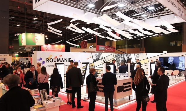 La Salonul cărţii de la Paris, deschis oficial de preşedintele Emmanuel Macron, standul României se bucură de toată aprecierea publicului francez
