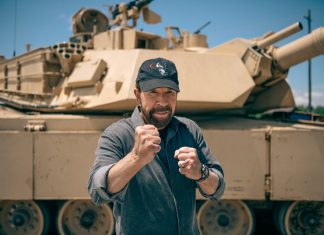Chuck Norris și David Hasselhoff sunt protagoniștii seriei de emisiuni auto „Garajul Legendelor”, transmisă de HISTORY