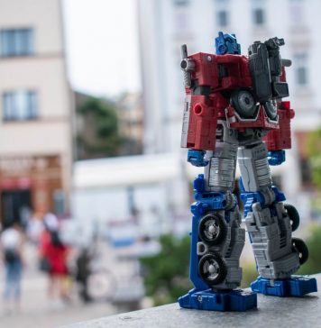 Figurine “Out in the Wild” – Transformers Optimus Prime (variant Earth Rise) – Hasbro
