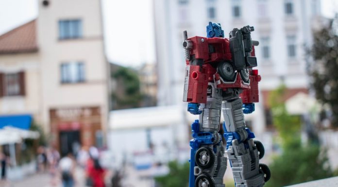 Figurine “Out in the Wild” – Transformers Optimus Prime (variant Earth Rise) – Hasbro