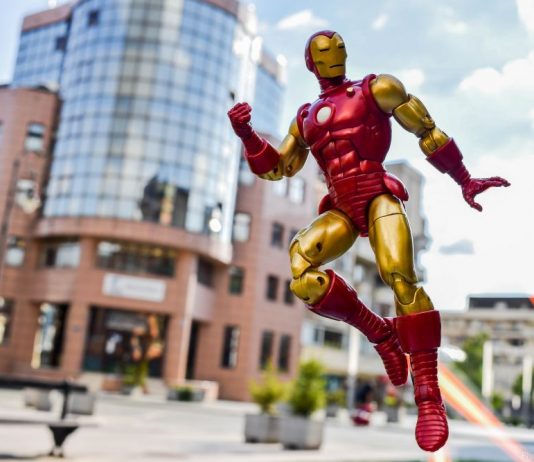 Figurine “Out in the Wild” – Marvel Legends 80 Years Iron Man Hasbro