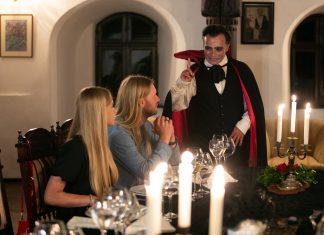 Contele Dracula a dat peste cap ritmul cardiac a doi influenceri internaționali într-un tur tematic la Castelul Bran, parte din EuroTrip-ul Huawei de 21 de zile