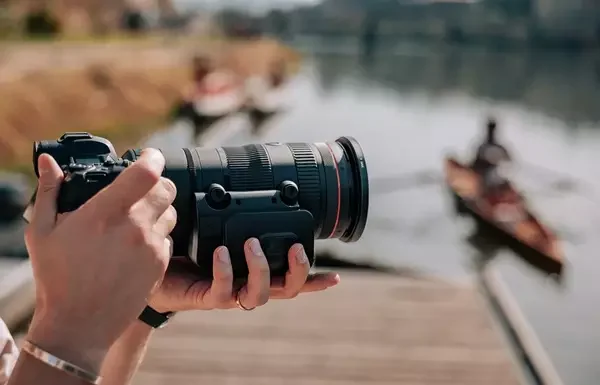 Canon Europe lansează astăzi trei obiective RF inovatoare şi două adaptoare pentru zoom motorizat