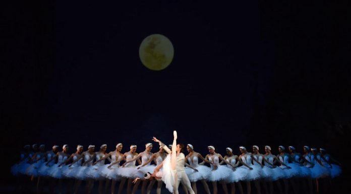 “Lacul Lebedelor” revine pe scena Sălii Palatului în acest weekend. Rin Okuno și Robert Enache de la Opera Națională București, în rolurile principale