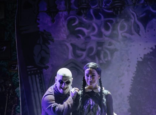 Familia Addams vizitează Craiova, Outfitul șearpelui se vede la București