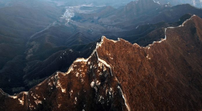 Viasat Explore difuzează seria în premieră Marele Zid Chinezesc cu Ash Dykes