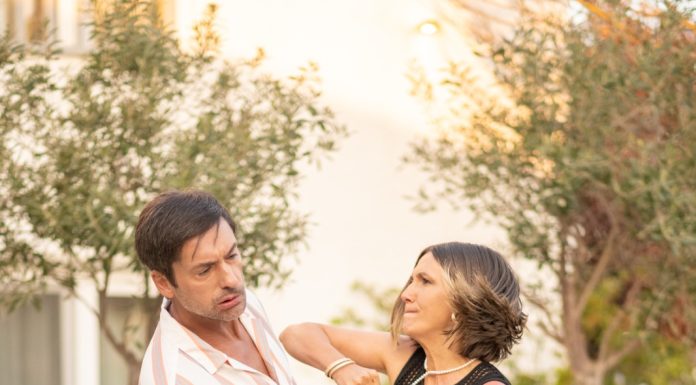 În „Retreat Vama Veche”, distribuit de Vertical Entertainment, din 18 octombrie, în cinematografele din toată țara, Adela Popescu îl bate crunt pe soțul său, Radu Vâlcan