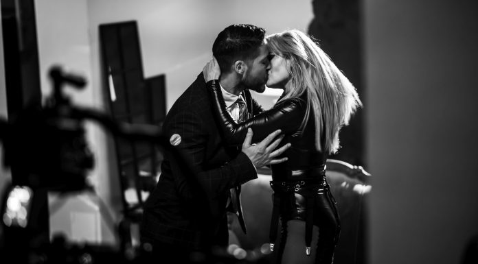 Laura Cosoi, dans lasciv cu Toto Dumitrescu, sărut pasional cu Jorge și un slalom permanent printre bărbați, în „Retreat Vama Veche”