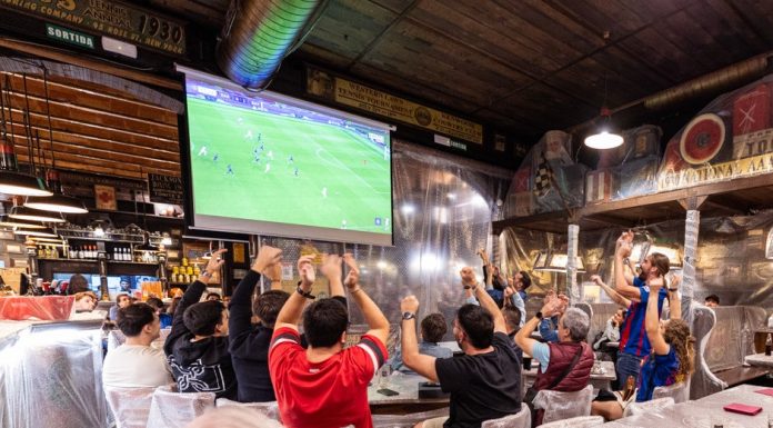 HONOR îi surprinde pe fanii fotbalului din Barcelona cu un bar acoperit în folie cu bule, pregătit special cu ocazia unui meci european de mare anvergură