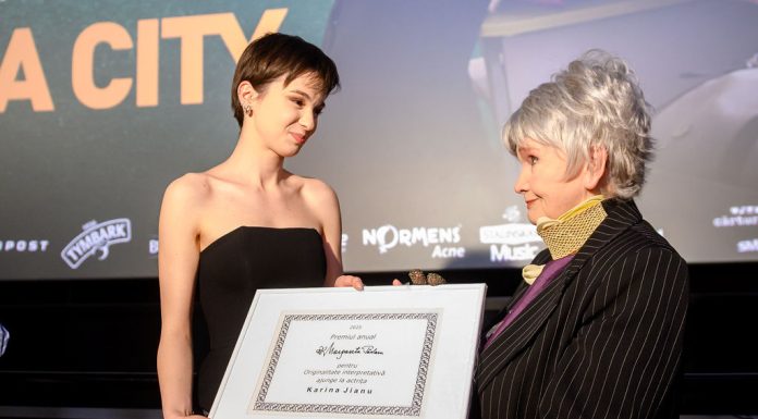 Moment special la premiera de gală „Hoții de subiecte”: actrița Karina Jianu a primit „premiul anual pentru Originalitate interpretativă” oferit de Margareta Pâslaru