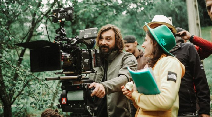 „CATANE”: de la scenariu multipremiat la comedie cinematografică rafinată. Filmul semnat de Ioana Mischie va fi lansat din 26 ianuarie 2026 în cinematografe. Primele imagini de la filmări!