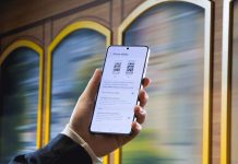 Peste jumătate dintre europeni recunosc că se uită la ecranul telefonului unui străin în public – aproape un sfert dintre ei făcând acest lucru din pură curiozitate