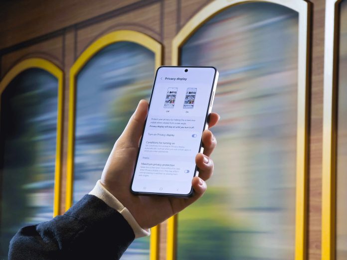 016-lifesytle-galaxy-s26ultra-cobaltviolet-privacy-display-trambooth