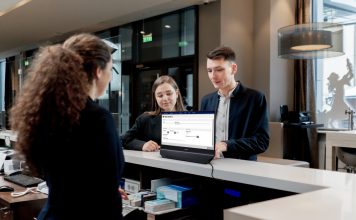 Philips lansează primul monitor standalone cu ecran pe ambele laturi