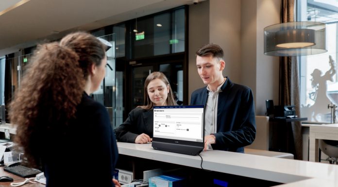 Philips lansează primul monitor standalone cu ecran pe ambele laturi