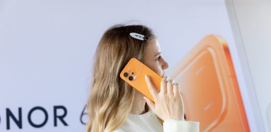 STUDIU HONOR: 1 din 3 români ratează momente importante din cauza telefonului și 8 din 10 români au avut cel puțin un accident cu telefonul în ultimii doi ani